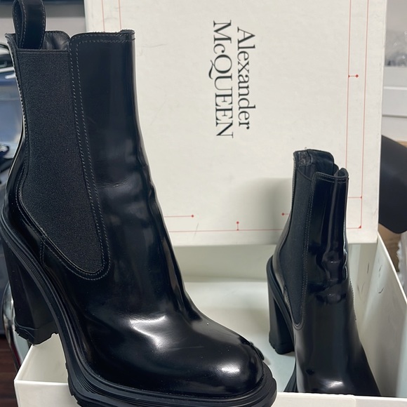 Gently worn Alexander McQueen 678530WHZ84 Woman’s boot Black 38C - Picture 2 of 12